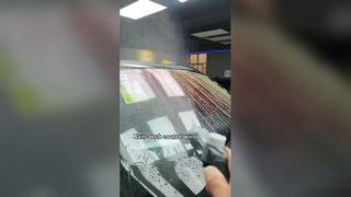 Le film de voiture change de couleur avec de l'eau+